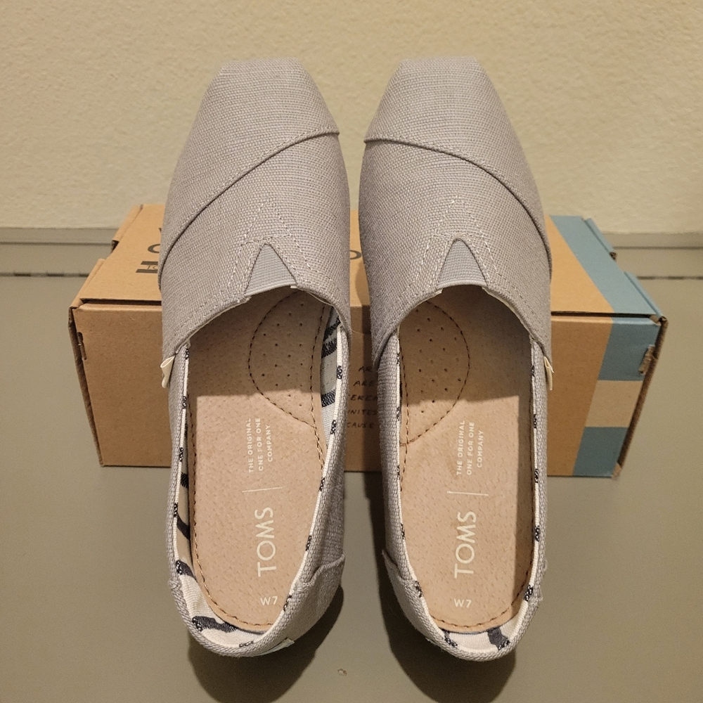 NWOT Classic Toms, Women's 7
